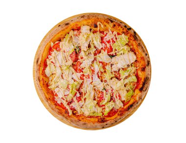 Yuvarlak bir pizza ahşap bir tabakta, bol bol öğütülmüş marul, doğranmış domates, tavuk parçaları ve kremalı sosla kaplı, renkli ve iştah açıcı bir yemek sergileniyor..