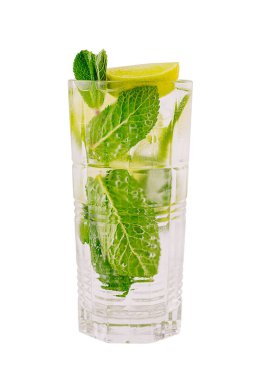 Taze nane yapraklarıyla dolu uzun bir bardak, limon dilimleri ve buzun üzerindeki köpüklü su ferahlatıcı bir içecek sunuyor. Sıcak günler ya da sosyal toplantılar için mükemmel. Bu içecek görsel olarak çekici..