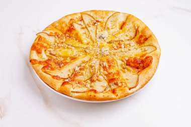 Bu lezzetli pizza eşsiz bir armut dilimleri, krem peynir ve altın hamuru üzerine serpiştirilmiş fındık karışımı içeriyor. Brunch ya da hafif bir akşam yemeği için mükemmel, tatlı ve lezzetli tatlar sunar..