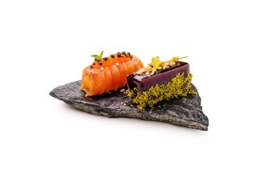 Hassas bir şekilde hazırlanmış mutfak yemekleri, yaratıcı ejderha meyvesi garnitürüyle tamamlanmış taze somonlu suşi içerir. Eşsiz bir levhada sunulan bu yemek modern yemekleri ön plana çıkarıyor..