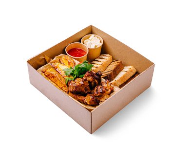 Yanında dilimlenmiş ekmek, patates ve küçük bir kap sosla birlikte yumuşak ızgara tavuk içeren doyurucu bir yemek. Sıcak bir günde öğle ya da akşam yemeği için mükemmel..