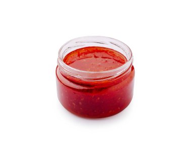 Canlı kırmızı bir sos şeffaf bir kavanozda, zengin dokusunu sergiliyor. Yemekleri lezzetle arttırmak için idealdir. Mutfak yaratıcılığını ve baharat aşıklarını davet eder..