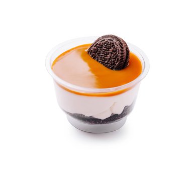 Bu tatlı bardağının üzerinde kremalı beyaz dolgu tabakaları ve üzerine Oreo kurabiyesi konmuş karamel katmanları var. Tatlıyı tatmak için mükemmel..