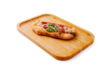 Sıcak bir ekmek, otlar ve kırmızı sebze dilimleriyle süslenmiş ahşap bir tepside duruyor. Lezzetli ve basit bir yemek sergileniyor..