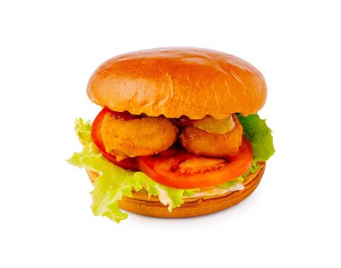 Çıtır börek, kıtır marul, dilimlenmiş domates ve tatminkar bir yemek için mükemmel bir sos içeren taze yapılmış bir hamburger..