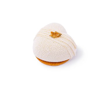 Güzelce işlenmiş bir tatlı pürüzsüz beyaz krema ve zarif bir altın yaprak dokunuşuyla yuvarlak bir şekle sahiptir. Bu enfes yaratılış altın bir zeminde duruyor, kutlama için mükemmel..