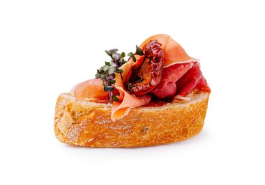 Pişmiş et ve güneşte kurutulmuş domateslerle süslenmiş lezzetli bir dilim köy ekmeğine doymak. Hafif bir yemek ya da aperatif için mükemmel bir kombinasyon..