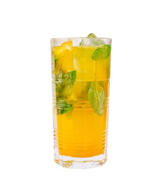Taze nane yaprağı ve buz küpleri içeren canlı sarı-turuncu bir içecekle dolu uzun bir bardak. Bu ferahlatıcı içecek sıcak yaz günleri ve açık hava toplantıları için mükemmeldir..