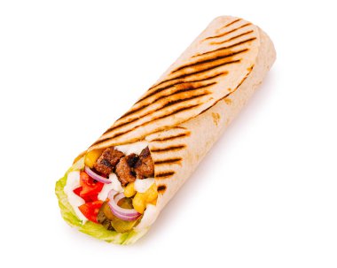 Lezzetli bir ızgara dürüm yumuşak et, taze marul, domates ve soğanla doludur. Paket düzgünce sarılmış ve basit bir arkaplana karşı canlı bir renk kombinasyonu sergiliyor.