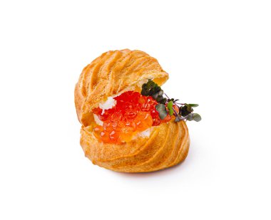 Altın rengi, çıtır çıtır bir kabuğu olan yeni pişmiş bir hamur işi taze yeşilliklerle süslenmiş canlı kırmızı havyarla kaplı pürüzsüz ve kremsi bir dolguyu gözler önüne sermek için açılır..