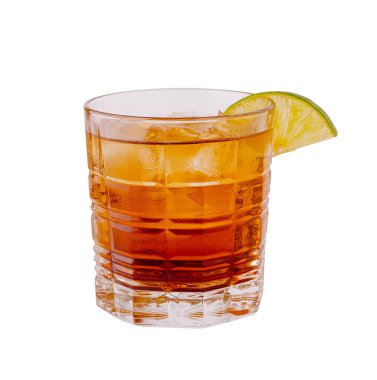 Buzlu, kehribar renkli buzlu bir içecekle dolu bir bardak. Kenarında bir dilim kireç duruyor, içkinin cazibesini arttırıyor. Sıcak hava keyfi ya da sosyal etkinlikler için ideal.