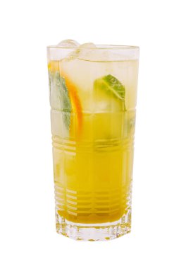 Buzlu, portakal dilimli ve taze nane yapraklı canlı bir kokteylle dolu uzun bir bardak. İçeceklerde parlak renklerin karışımı sergileniyor, sıcak hava keyfi için mükemmel..