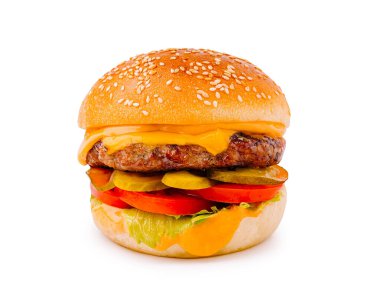 Lezzetli bir köfte, erimiş peynir, marul, domates, turşu ve her zaman sağlıklı bir yemek için mükemmel susamlı ekmeğin üzerinde servis edilen bir çizburger..