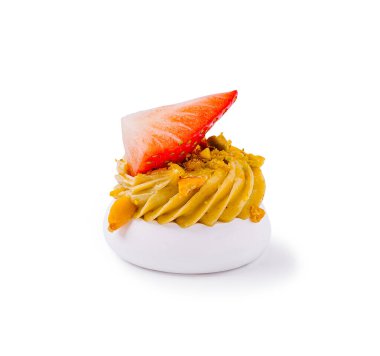 Taze çilek dilimi ve altın aksanla kaplanmış, canlı renklerde pürüzsüz bir tatlı sergisi. Tatlı bir ikram için mükemmel..