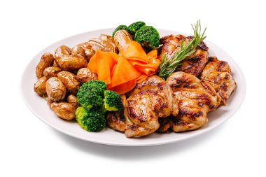 Kızarmış patates, buharda pişirilmiş brokoli ve taze havuç kurdelesiyle birlikte lezzetli ızgara tavuk servis edilir. Bu yemek canlı renkler ve sağlıklı malzemeler sunar..