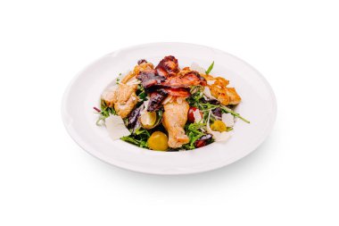 Canlı salata vitrinleri ızgara tavuk parçaları ve taze yeşillik, zeytin ve peynir karışımı üzerine kızarmış domuz pastırması. Besleyici bir öğle yemeği ya da akşam yemeği için ideal..