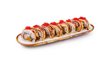 Renkli bir garnitürle kaplanmış çok güzel işlenmiş suşi ruloları sergiler. Suşi çeşitli malzemeler içeriyor, mutfak sanatını ve tazeliği vurguluyor..