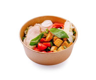 Besleyici bir salata kasesi ızgara tavuk dilimleri, taze domatesler, kızarmış ekmekler ve fesleğen yapraklarıyla süslenmiş sebzelerle doludur. Hızlı ve sağlıklı bir öğle yemeği ya da akşam yemeği için ideal..