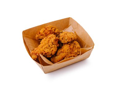 Kızarmış tavuk kanadı servisi kahverengi kağıt bir kabın içinde sunulur, altın-kahverengi renkleri ve çıtır çıtır dokuları sergilenir. Sıradan bir yemek ya da toplanma için mükemmel..