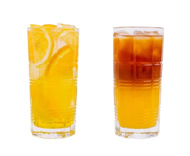 İçi canlı bir buzlu çay dolu uzun bir bardak. İçinde portakal ve koyu çay karışımı var. İçinde de buz küpleri. Sıcak bir yaz günü için mükemmel..