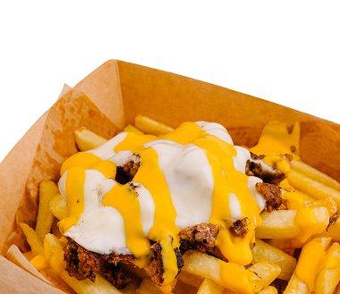 Erimiş peynirle kaplanmış bol miktarda kızarmış patates ve lezzetli et, kahverengi bir paket servis konteynırını doldurur. Bu cezbedici yemek, bir aperatif ya da yemek için mükemmel bir hoşgörü..