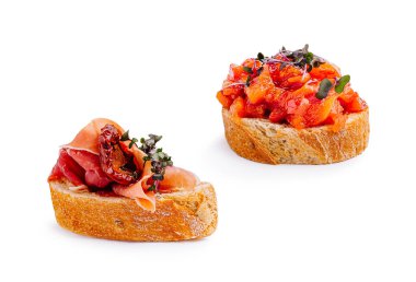 Pişmiş et ve güneşte kurutulmuş domateslerle süslenmiş lezzetli bir dilim köy ekmeğine doymak. Hafif bir yemek ya da aperatif için mükemmel bir kombinasyon..