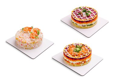 Bir tabakta üç güzel renkli katmanlı salata düzenlenir. Her pastanın içinde sebzeler, otlar da dahil olmak üzere eşsiz malzemeler var.