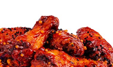 Sulu tavuk kanatları bol baharatlı bir sosla kaplıdır. Tat tomurcuklarını cezbeden bir tat karışımı sergiler. Toplamak için mükemmel ya da lezzetli atıştırmalıklar için..