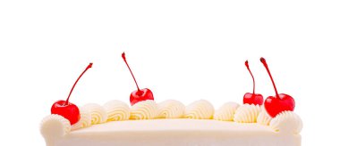 Görsel olarak çekici bir pasta kremalı krema, altın tabakalar ve üzerinde parlak kırmızı kirazlar içerir. Kutlamalar ya da tatlı toplantılar için mükemmel. Hoş ve davetkar görünüyor..