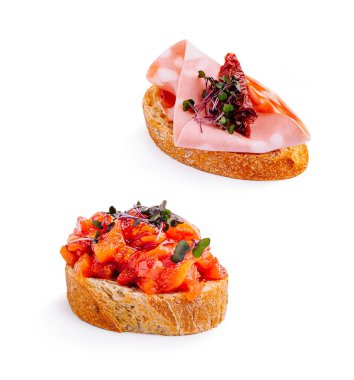 Lezzetli bir sunum için kurutulmuş domatesler ve taze otlarla süslenmiş çıtır ekmek diliminde meze katmanları sunan gurme bir sandviç tabakası..