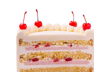Üstü krem şanti ve parlak kırmızı kirazlarla kaplanmış güzel katmanlı kek vitrinleri. Kutlamalar ve özel günler için mükemmel..