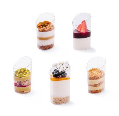 Çok güzel hazırlanmış bir tatlı krema, meyve ve çıtır çıtır bir taban içerir. Yaban mersini ve narin çiçeklerle kaplı bu ziyafet her an için mükemmeldir..