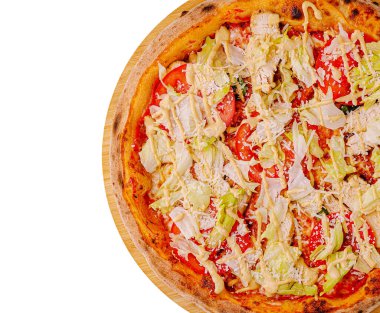 Yuvarlak bir pizza ahşap bir tabakta, bol bol öğütülmüş marul, doğranmış domates, tavuk parçaları ve kremalı sosla kaplı, renkli ve iştah açıcı bir yemek sergileniyor..