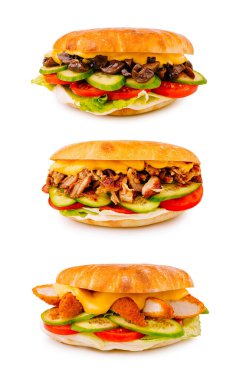 Her biri farklı et, taze sebze ve soslarla dolu üç iştah açıcı sandviç sergileniyor. Canlı renkler onları çekici kılıyor, lezzetli bir yemek için mükemmel..