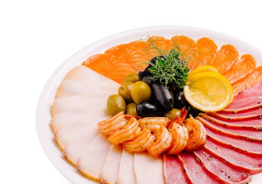 Çok güzel düzenlenmiş bir deniz ürünleri tabağında füme somon, karides ve ton balığının yanında zeytin ve limon dilimleri yer alıyor. Toplantılar için mükemmel, bu yemek deniz ürünleri aşıkları için bir ziyafet..