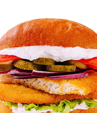 Kızarmış ekmeğin arasına marul, domates, kırmızı soğan, turşu ve krema sosu katılmış çıtır balık fileto. Öğle veya akşam yemeği için mükemmel ve lezzetli bir yemek sergiliyor..