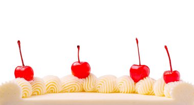 Çok güzel katmanlı çikolatalı pasta baştan çıkarıcı bir şekilde sergileniyor, kremalı ve üstü parlak kırmızı kirazlarla kaplı. Doğum günleri ya da şenlikli toplantılar için mükemmel..