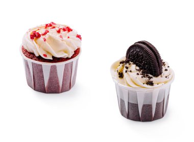 Çikolata tabanı ve kremalı beyaz kremalı, ezilmiş kurabiyeyle süslenmiş ve bir fırın ortamında sergilenen lezzetli bir kek..