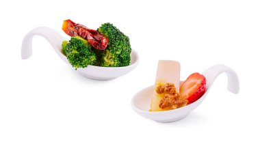 Taze brokoli ve güneşte kurutulmuş domateslerin yanında üzerine bal ve ceviz konmuş, yanında da çilek sunulur. Şık kaseler canlı sunumu geliştirir..