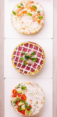 Üç güzel renkli katmanlı salata bir kutuda düzenlenir. Her pastanın içinde sebzeler, otlar da dahil olmak üzere eşsiz malzemeler var.