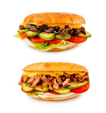 İki baştan çıkarıcı sandviç. Taze sebze katmanları, lezzetli etler ve kremalı peynir..