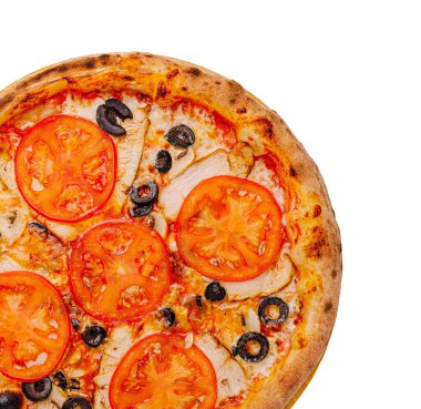 Lezzetli bir pizza, olgun domates, siyah zeytin ve tavuk dilimleri ile kaplı, kırsal ahşap bir masada oturur. Altın hamuru mükemmel pişmiş ve davetkar..