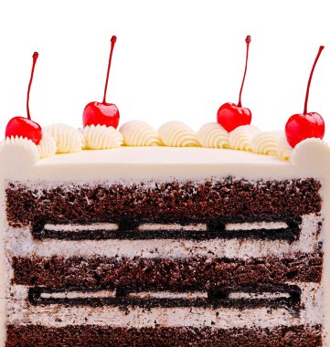 Zengin katmanlı çikolatalı pasta, baştan çıkarıcı katmanlarını sergileyerek üzerinde çırpılmış krema ve kirazla süslenir. Bu tatlı kutlamalar ve toplantılar için mükemmel..
