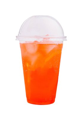 Buzla dolu canlı bir portakal suyu temiz bir plastik bardakta servis edilir. Ferahlatıcı içecek ışığın altında parlıyor, sıcak bir günde susuzluğa davetiye çıkarıyor..