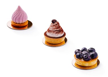 Çok güzel işlenmiş bir tatlı, üzerinde kremalı ve havadar bir krema bulunan zengin bir çikolata tabanı içerir. Zarif bir şekilde parlak bir tabağa konmuş, nefis estetiğini vurguluyor..