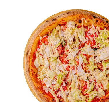 Taze marul, domates dilimleri, tavuk parçaları ve kırsal bir ahşap tahtaya serpiştirilmiş kremalı sosla kaplı zengin domates soslu yuvarlak bir pizza..