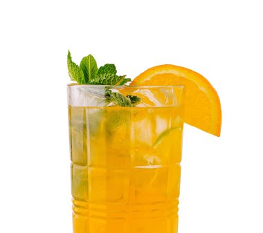 Taze nane yaprakları ve bir dilim portakalla süslenmiş parlak turuncu bir içecekle dolu uzun bir bardak. Sıcak bir gün için mükemmel, bu içki canlı ve davetkar görünüyor..