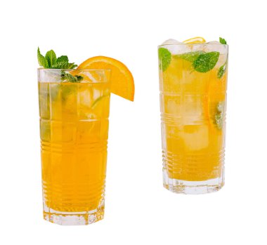 Taze nane yaprakları ve bir dilim portakalla süslenmiş parlak turuncu bir içecekle dolu uzun bir bardak. Sıcak bir gün için mükemmel, bu içki canlı ve davetkar görünüyor..