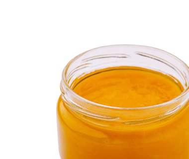 Tatlı ve ekşi hardal soslu cam kavanoz beyaz arka planda kapanıyor.