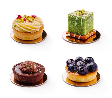 Renkli gurme hamur işleri beyaz bir yüzeye dizilir, çeşitli aromalar ve dokular sergilenir. Her tatlı eşsiz malzemeler içeriyor, tazeliği ve yaratıcılığı vurguluyor..